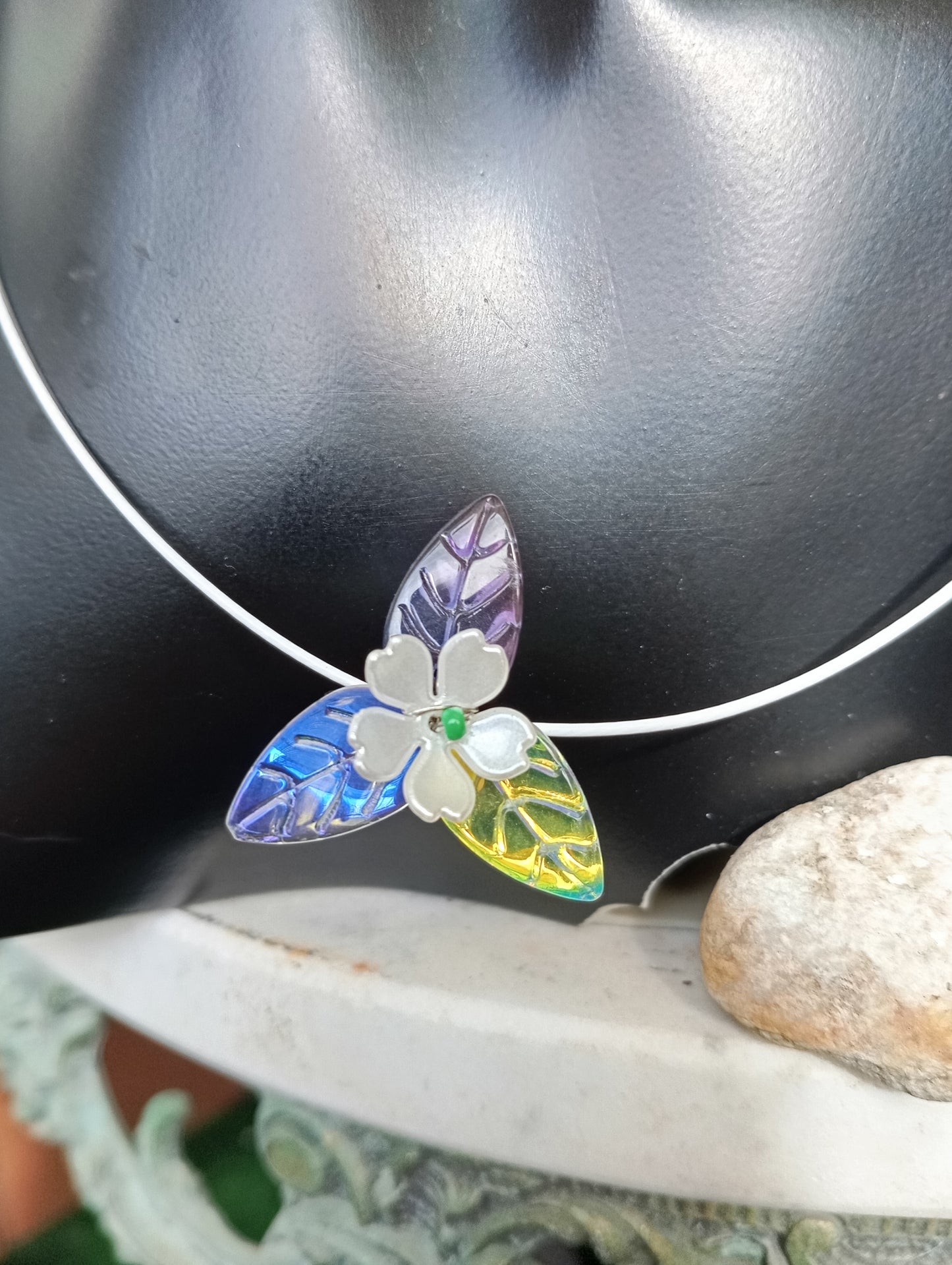 Collar con flor